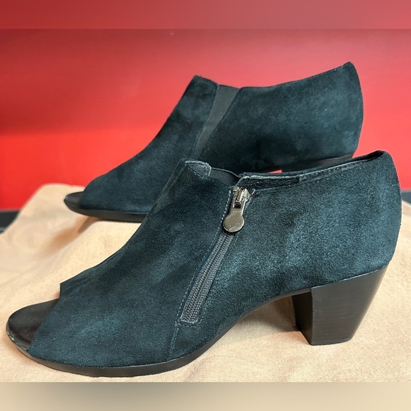 Munro American Peep Toe Black Suede Side Zip 2.25” Heels Women’s Sz 10M - Picture 2 of 15